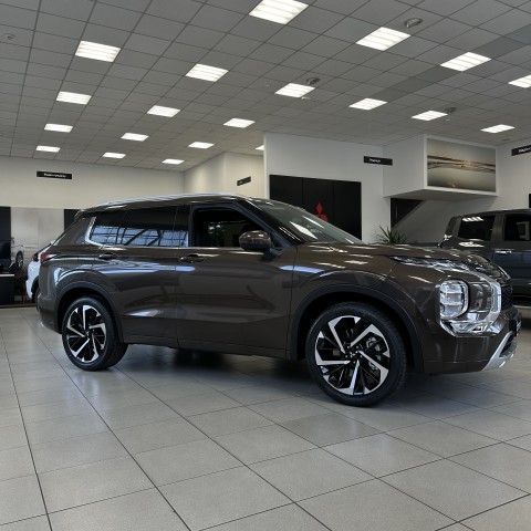 NEW Outlander 2.5 Ultimate CVT 4WD