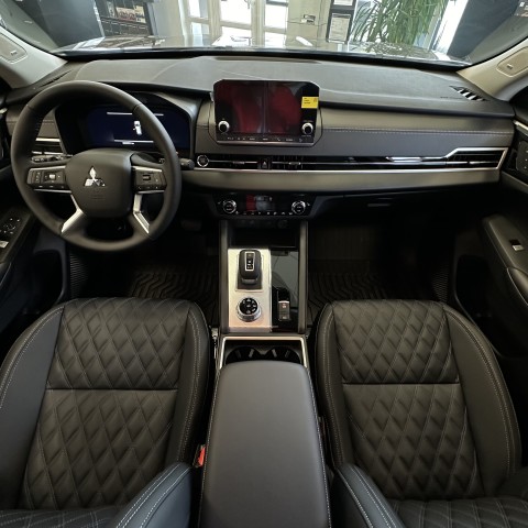 NEW Outlander 2.5 Ultimate CVT 4WD