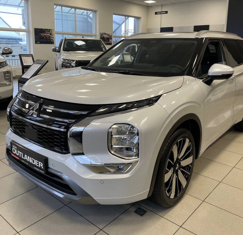 NEW Outlander 2.5 Ultimate CVT 4WD